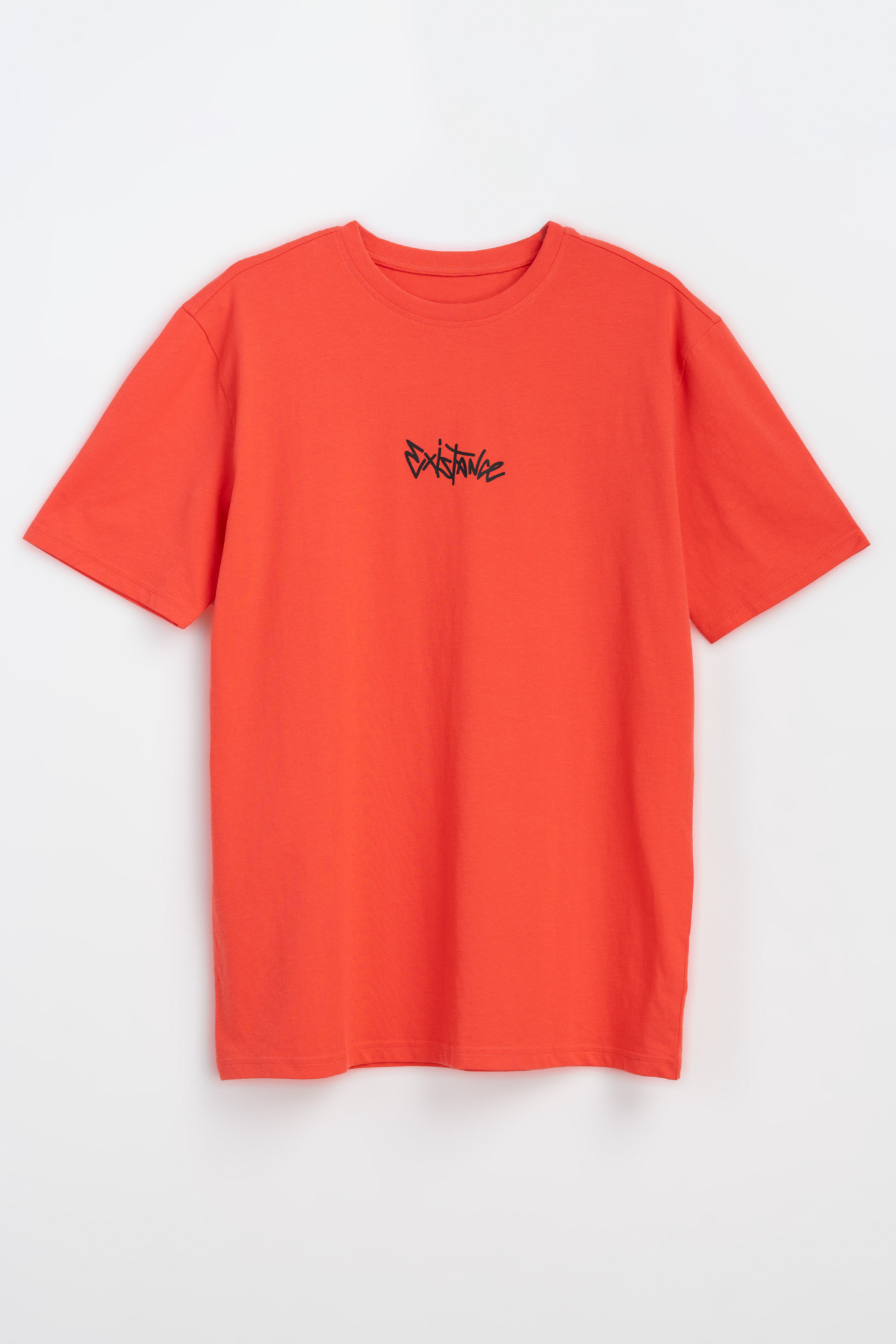 Czerwony t-shirt z napisem z przodu Czerwony t-shirt z napisem z przodu