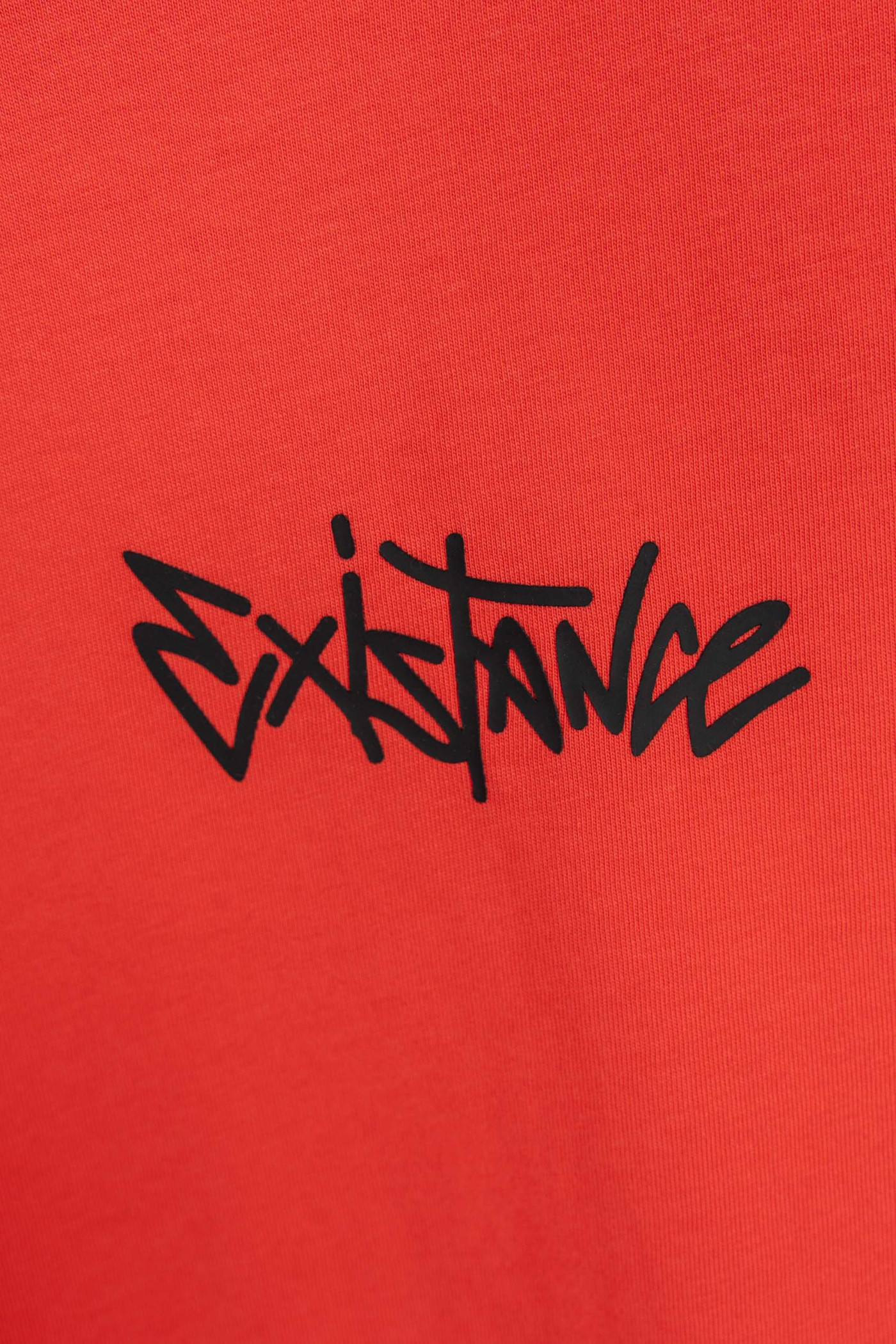 Czerwony t-shirt z napisem z przodu Czerwony t-shirt z napisem z przodu