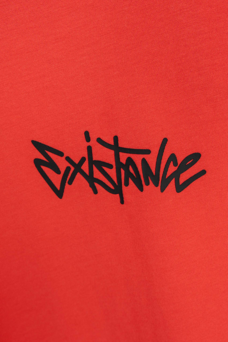 Czerwony t-shirt z napisem z przodu Czerwony t-shirt z napisem z przodu
