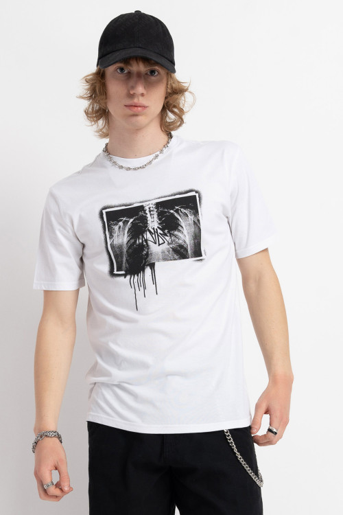 Biały t-shirt z autorską grafiką z przodu