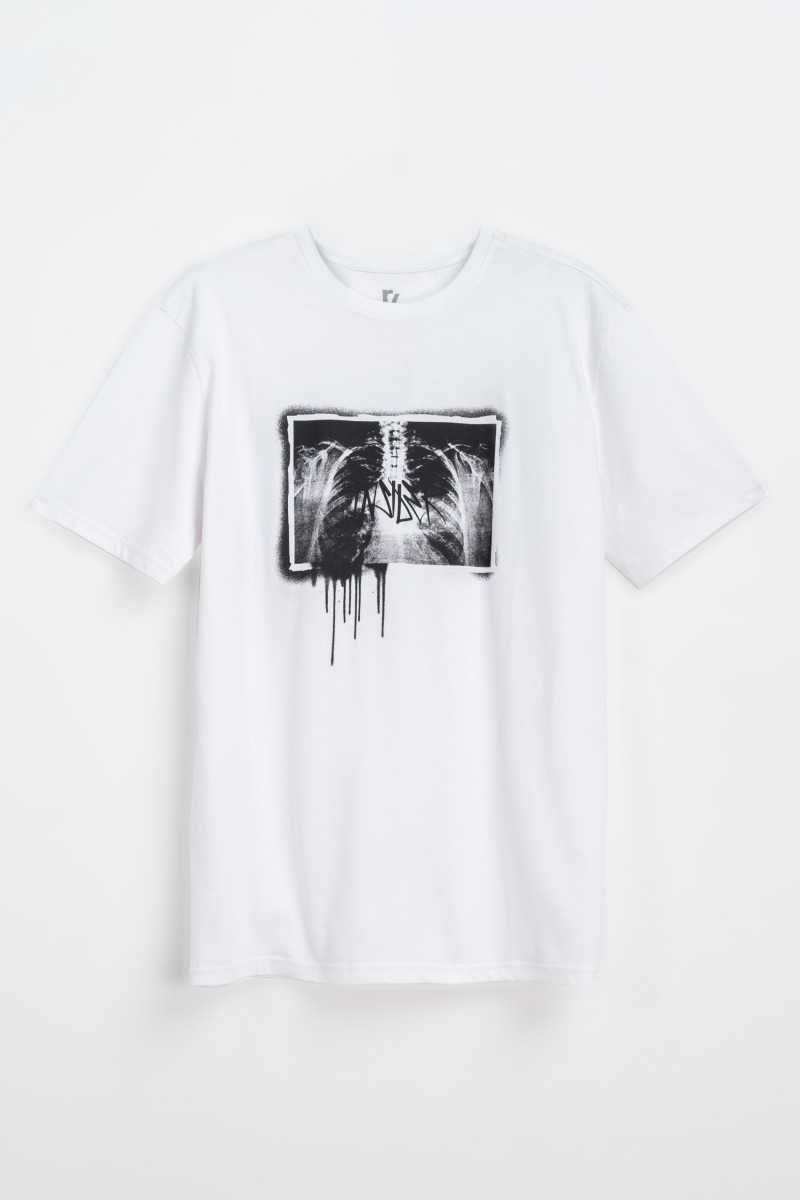 Biały t-shirt z autorską grafiką z przodu
