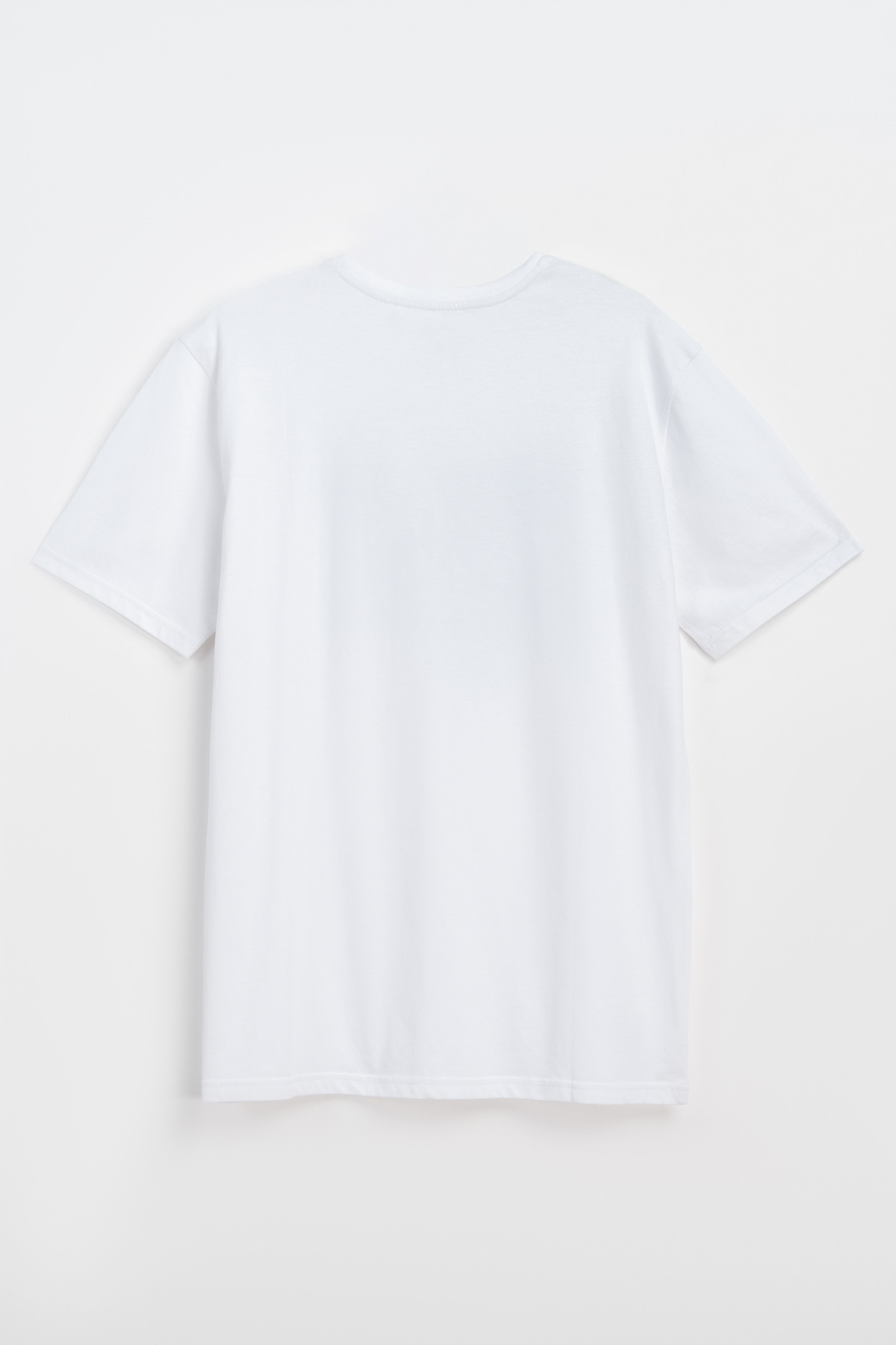 Biały t-shirt z autorską grafiką z przodu