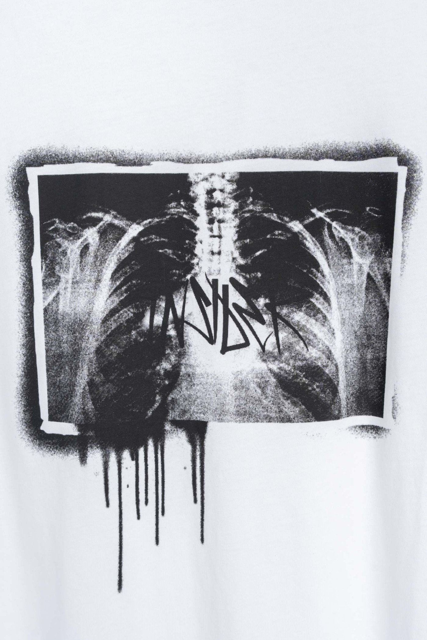 Biały t-shirt z autorską grafiką z przodu