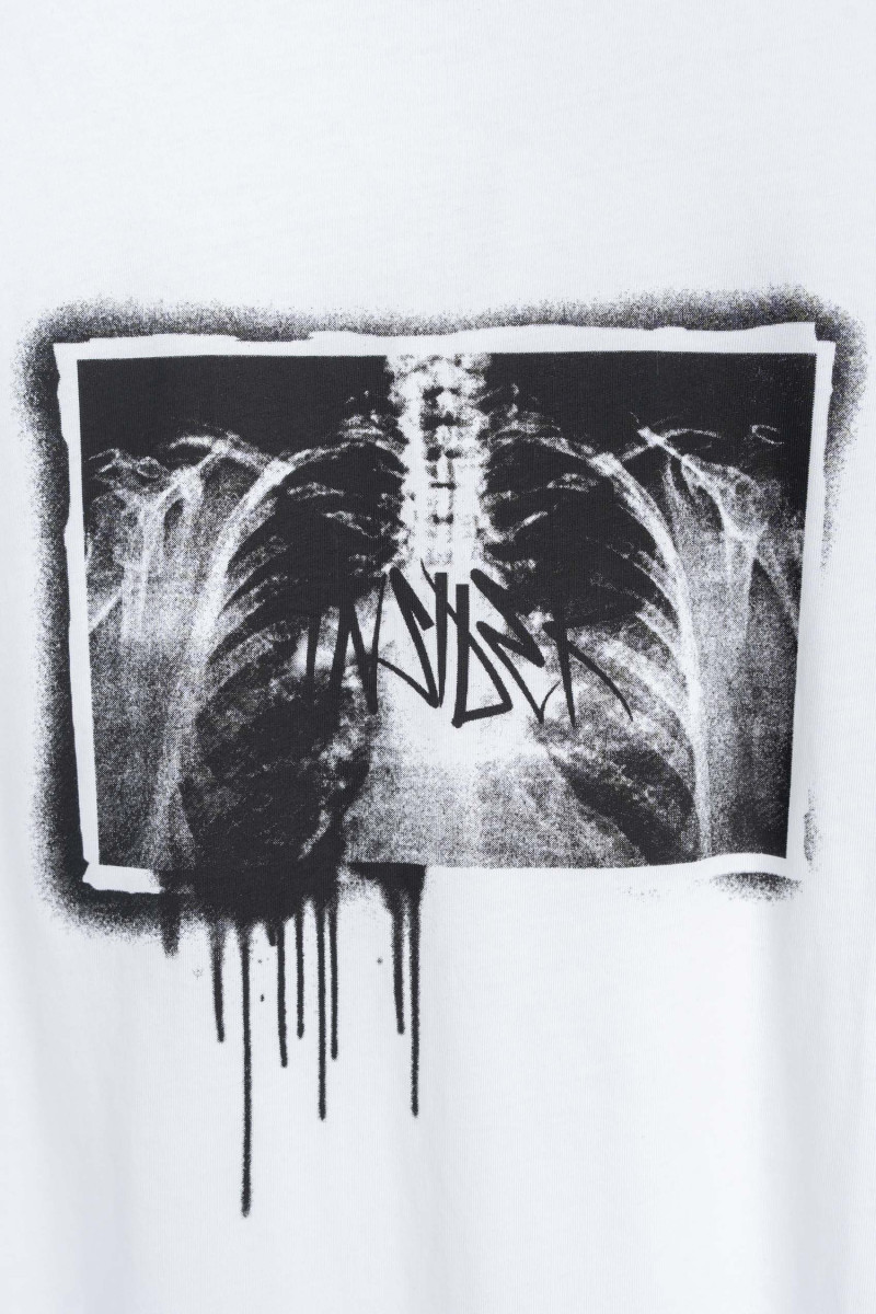 Biały t-shirt z autorską grafiką z przodu