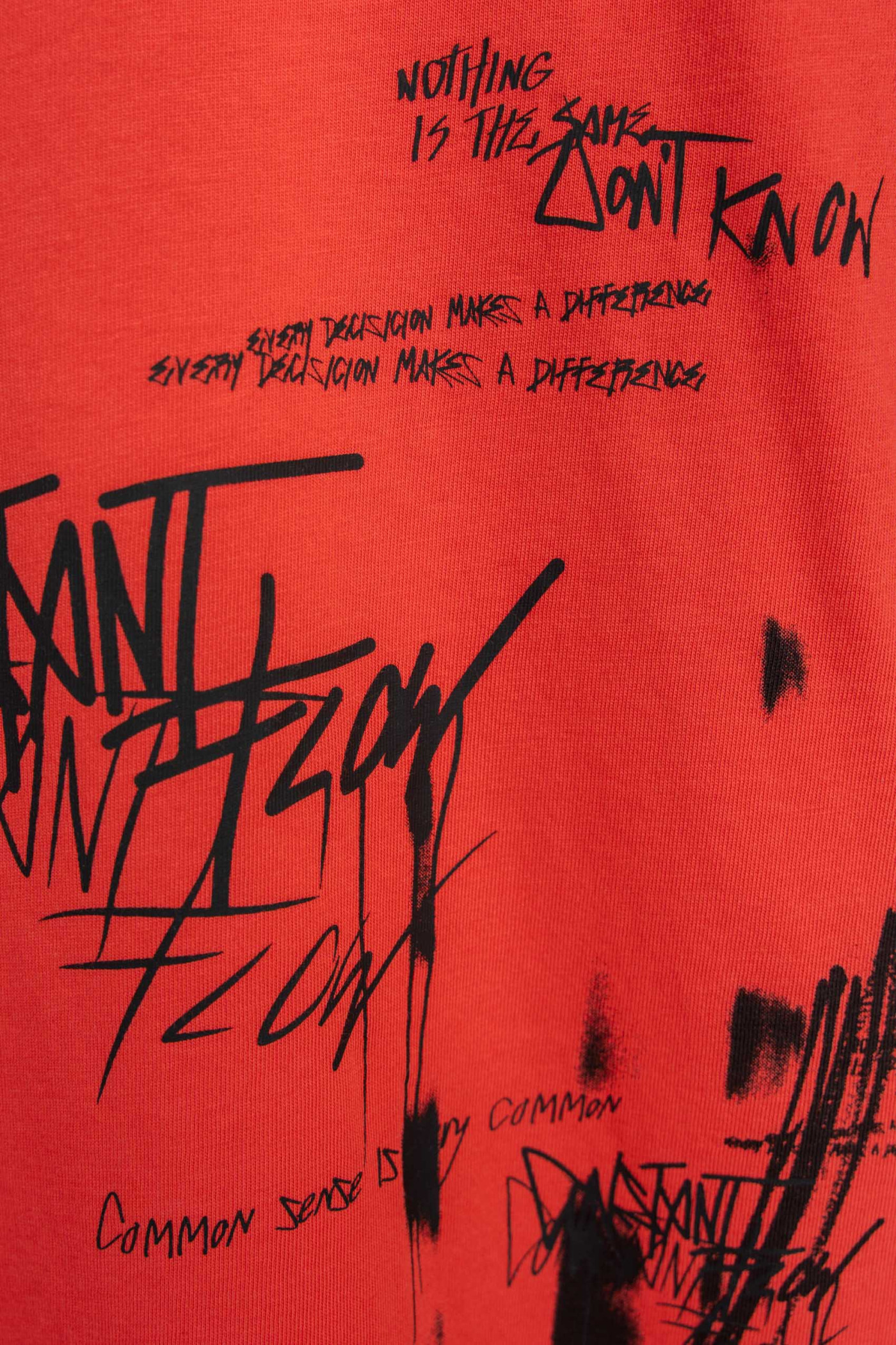 Czerwony t-shirt z autorską grafiką z przodu Czerwony t-shirt z autorską grafiką z przodu