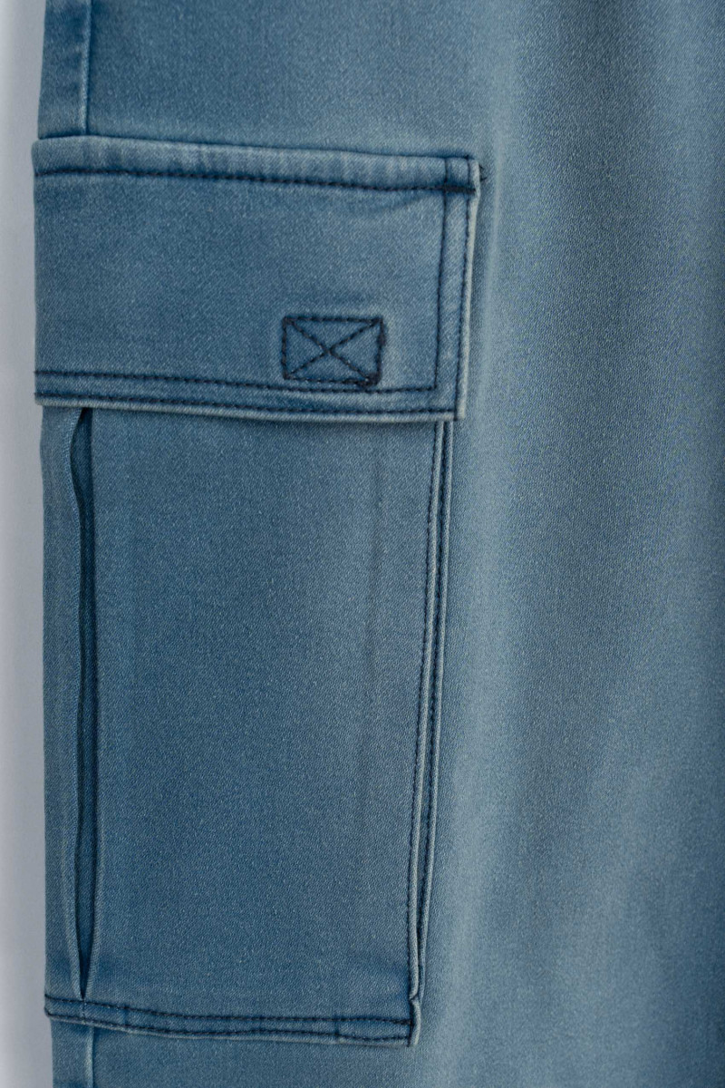 Niebieskie spodnie jeansowe typu cargo z efektem sprania