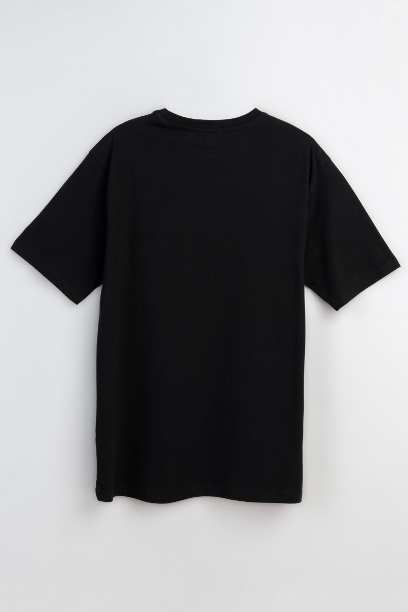 Czarny t-shirt z autorską grafiką z przodu Czarny t-shirt z autorską grafiką z przodu