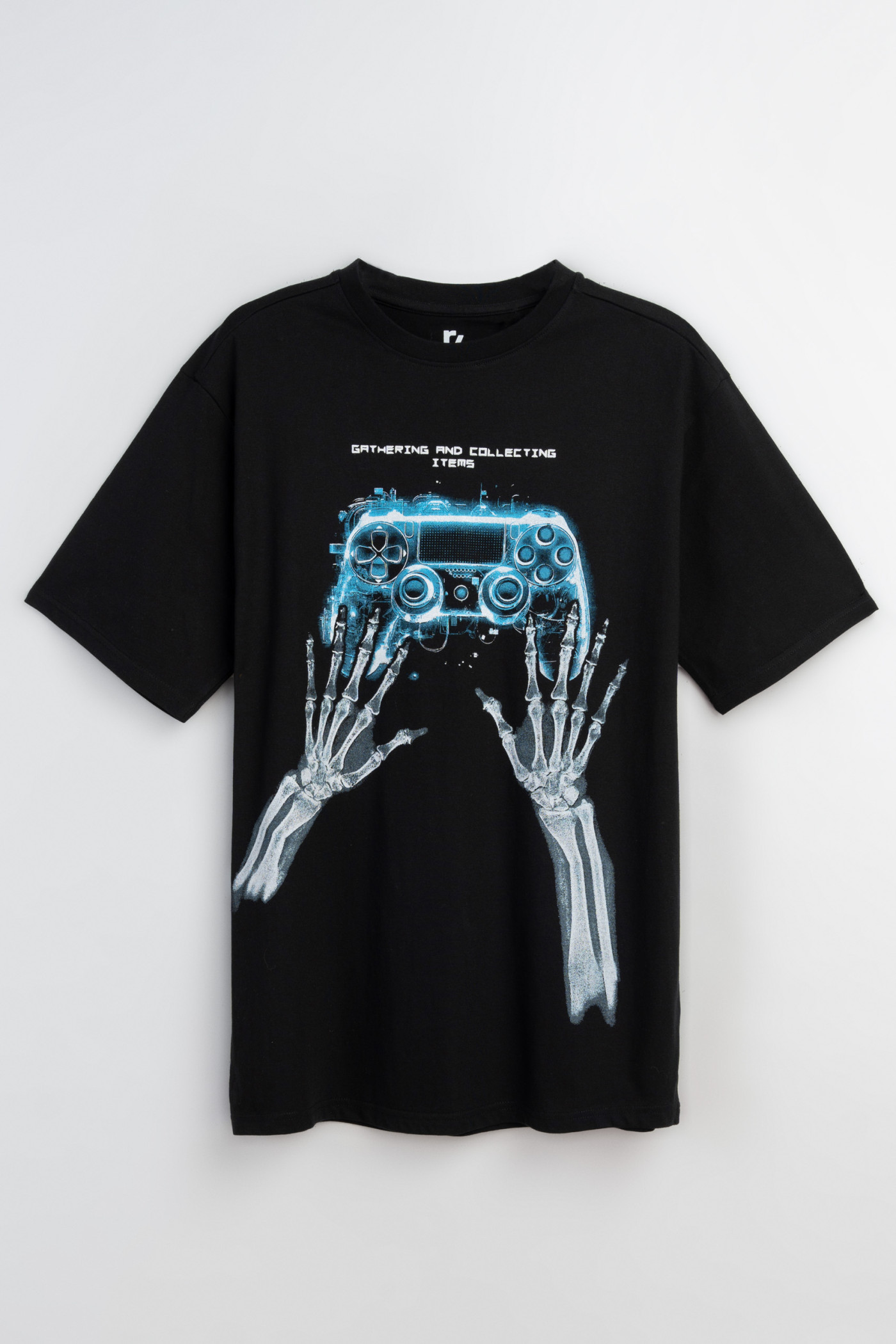 Czarny t-shirt z autorską grafiką z przodu