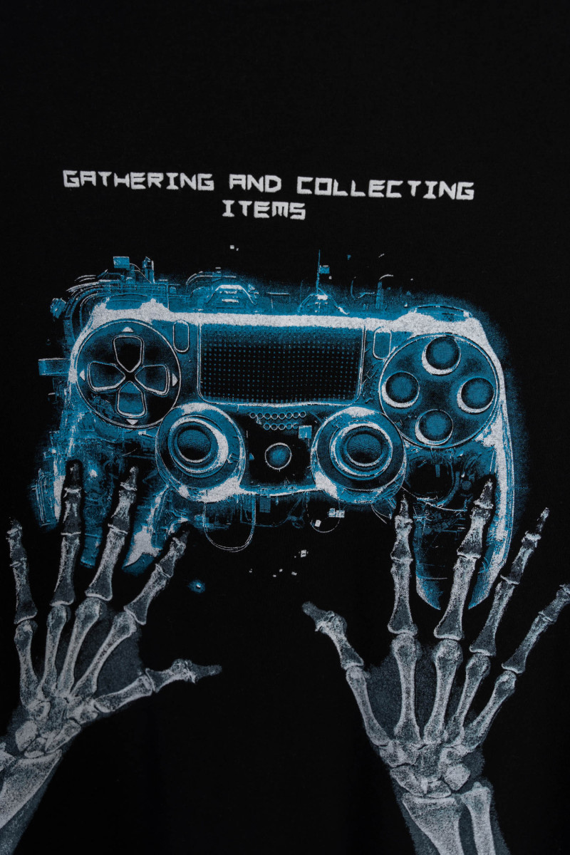 Czarny t-shirt z autorską grafiką z przodu