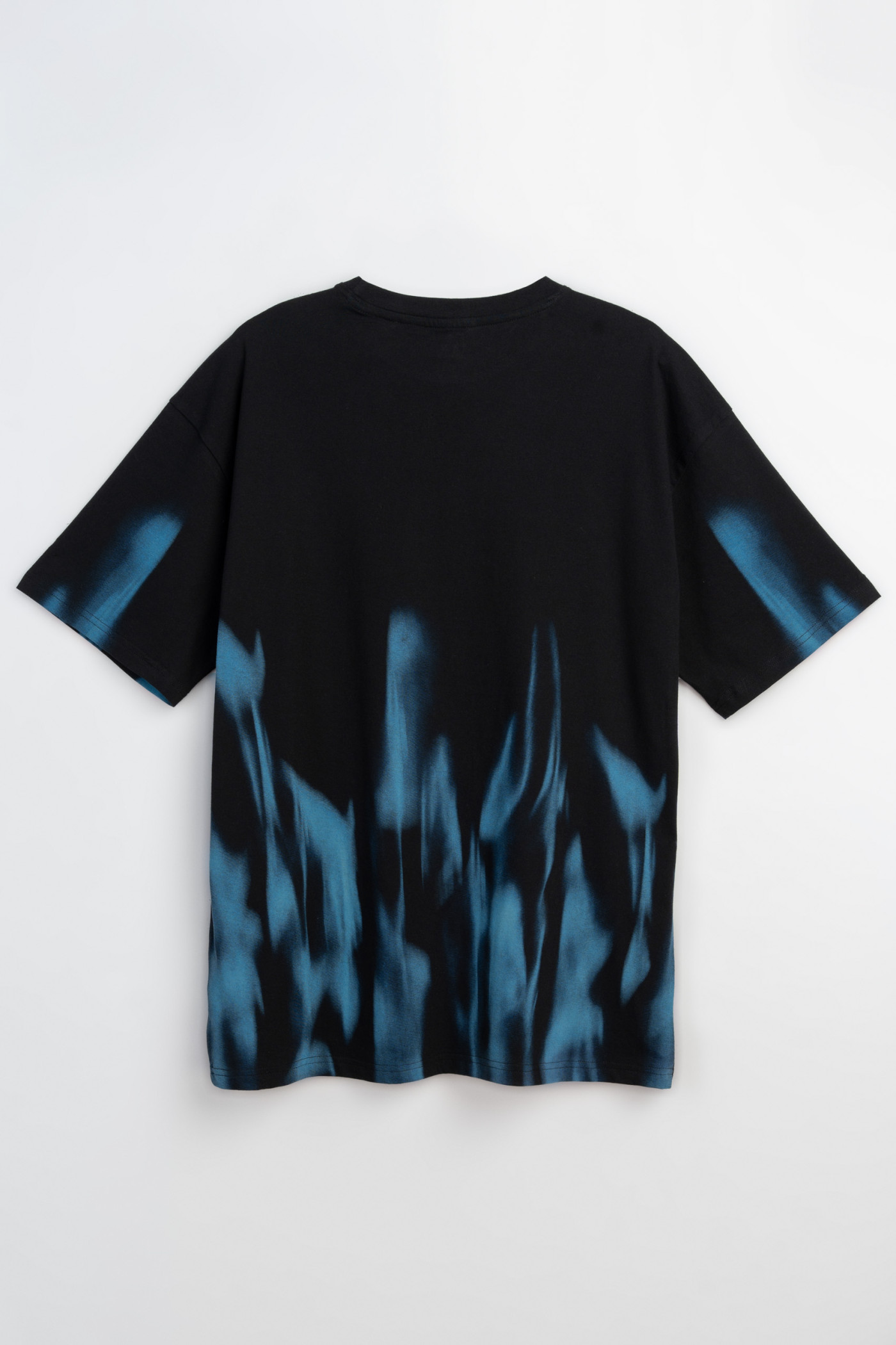 Czarny t-shirt z nadrukiem na całości w kontrastowym kolorze
