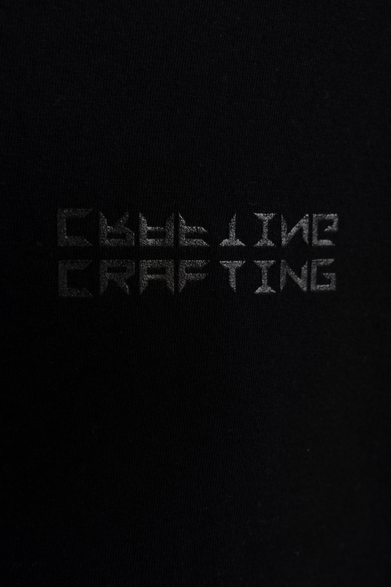 Czarny t-shirt z nadrukiem na całości w kontrastowym kolorze