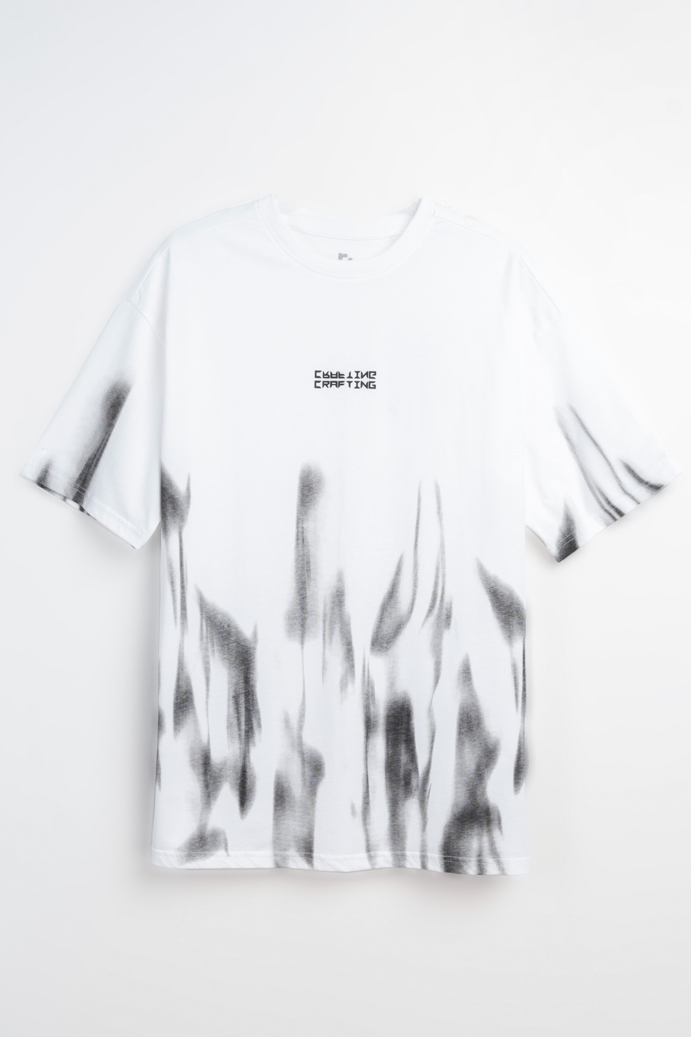 Biały t-shirt z nadrukiem na całości w kontrastowym kolorze