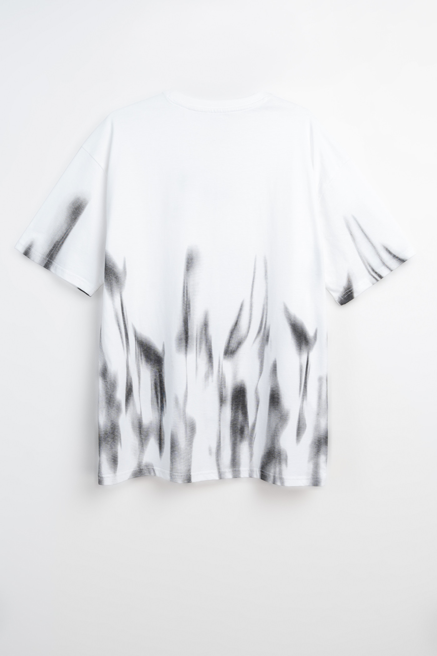 Biały t-shirt z nadrukiem na całości w kontrastowym kolorze