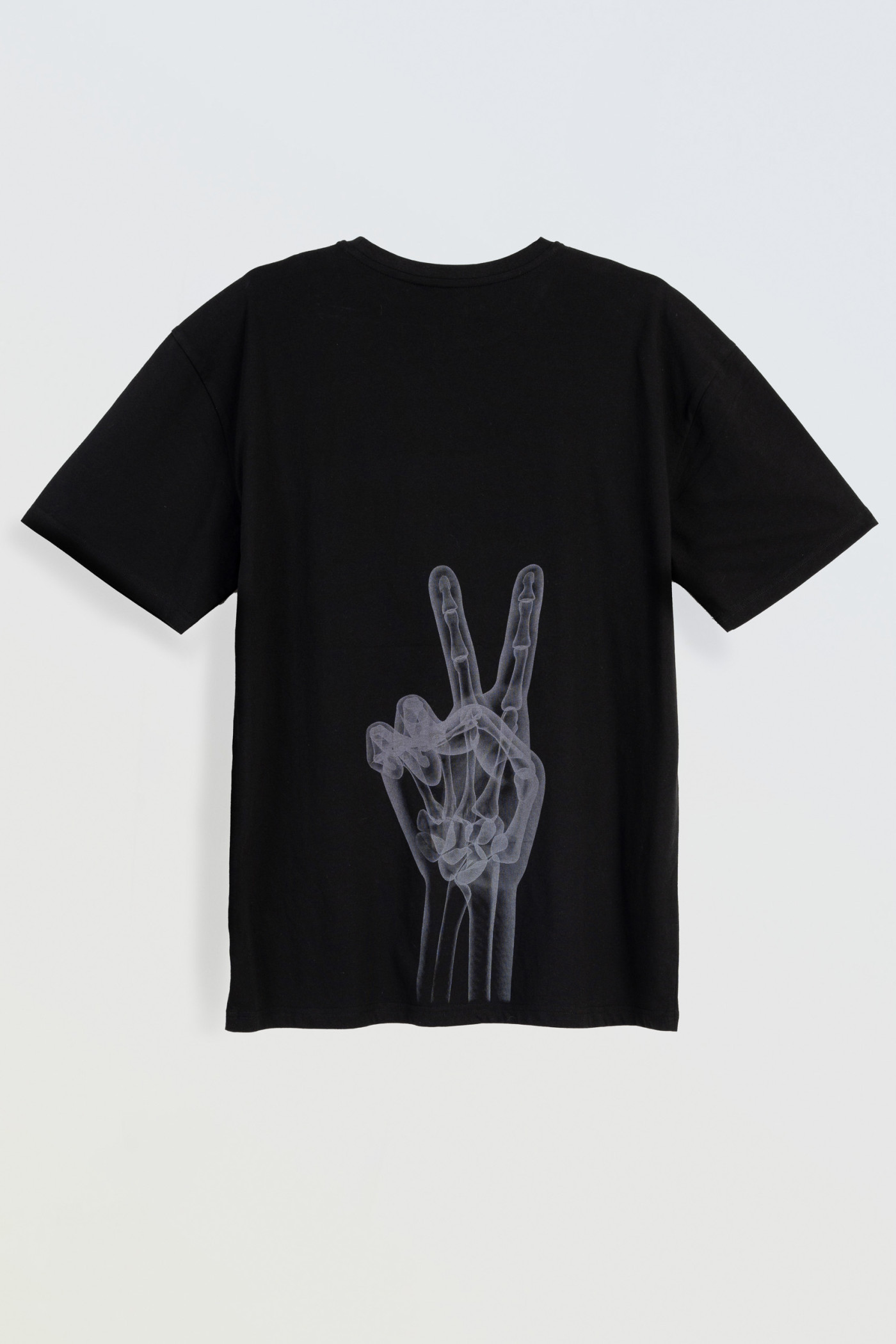 Czarny t-shirt z autorską grafiką na plecach