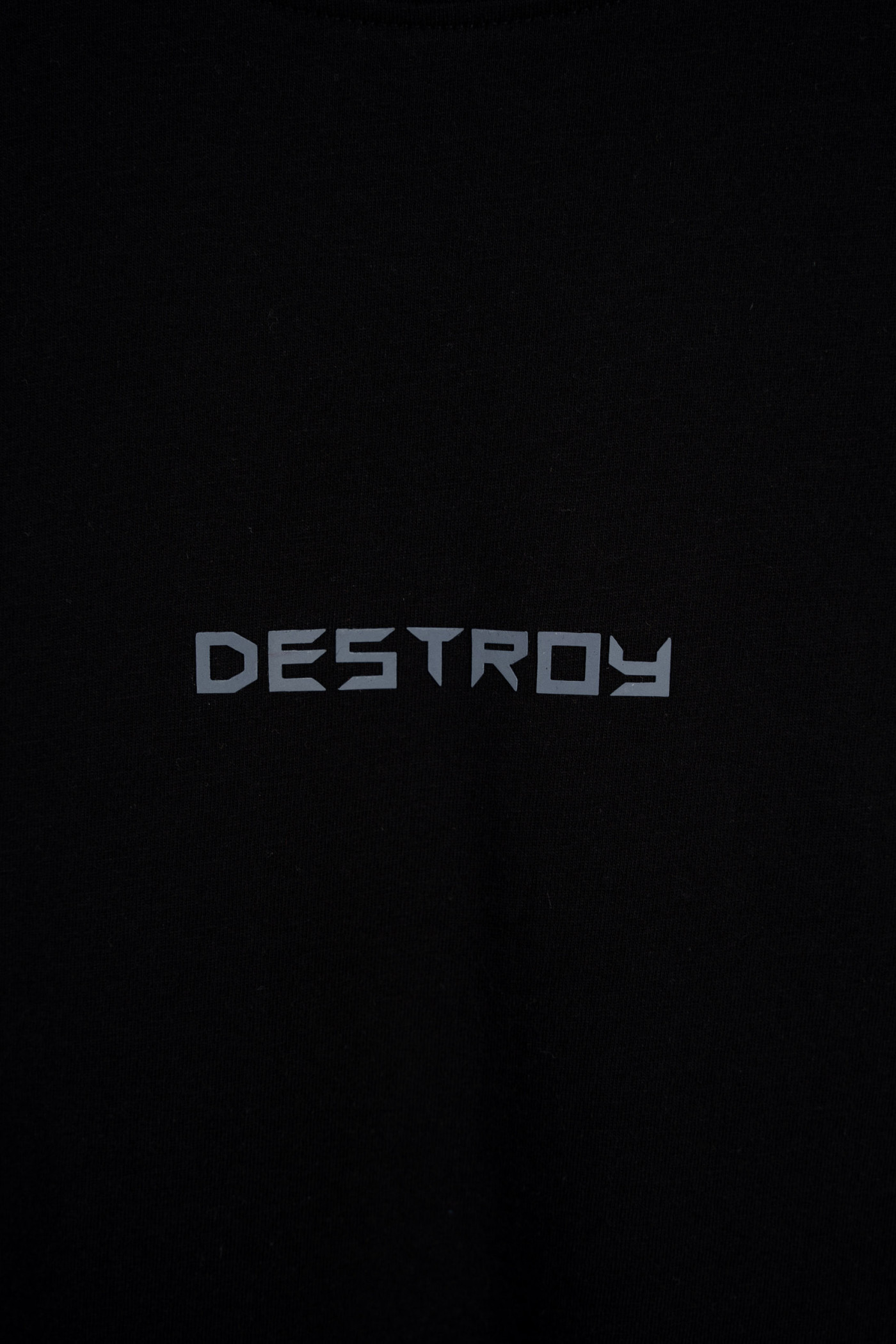 Czarny t-shirt z autorską grafiką na plecach