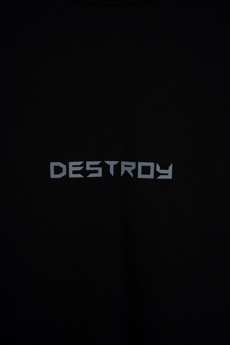 Czarny t-shirt z autorską grafiką na plecach