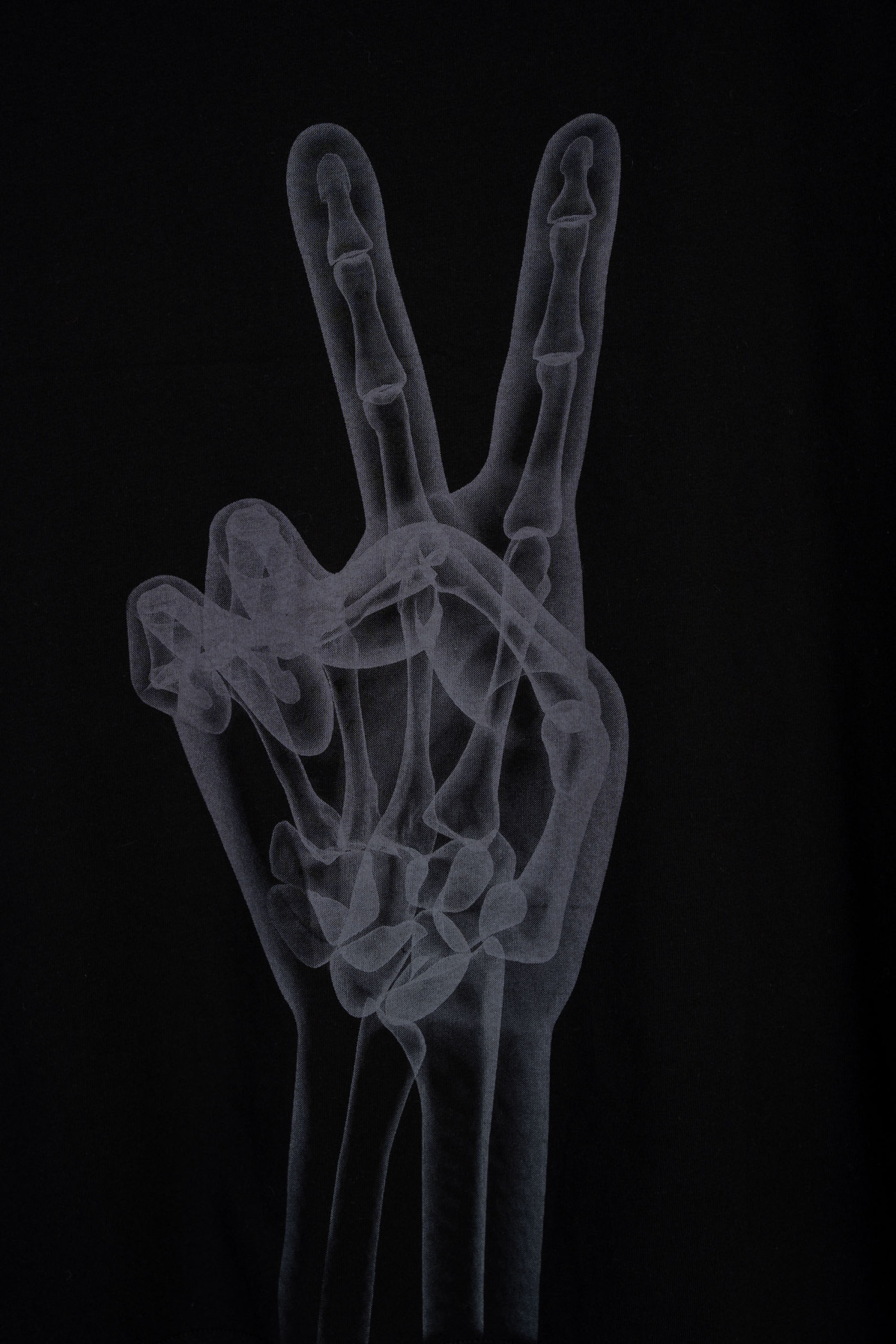 Czarny t-shirt z autorską grafiką na plecach