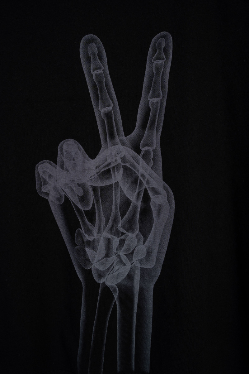 Czarny t-shirt z autorską grafiką na plecach