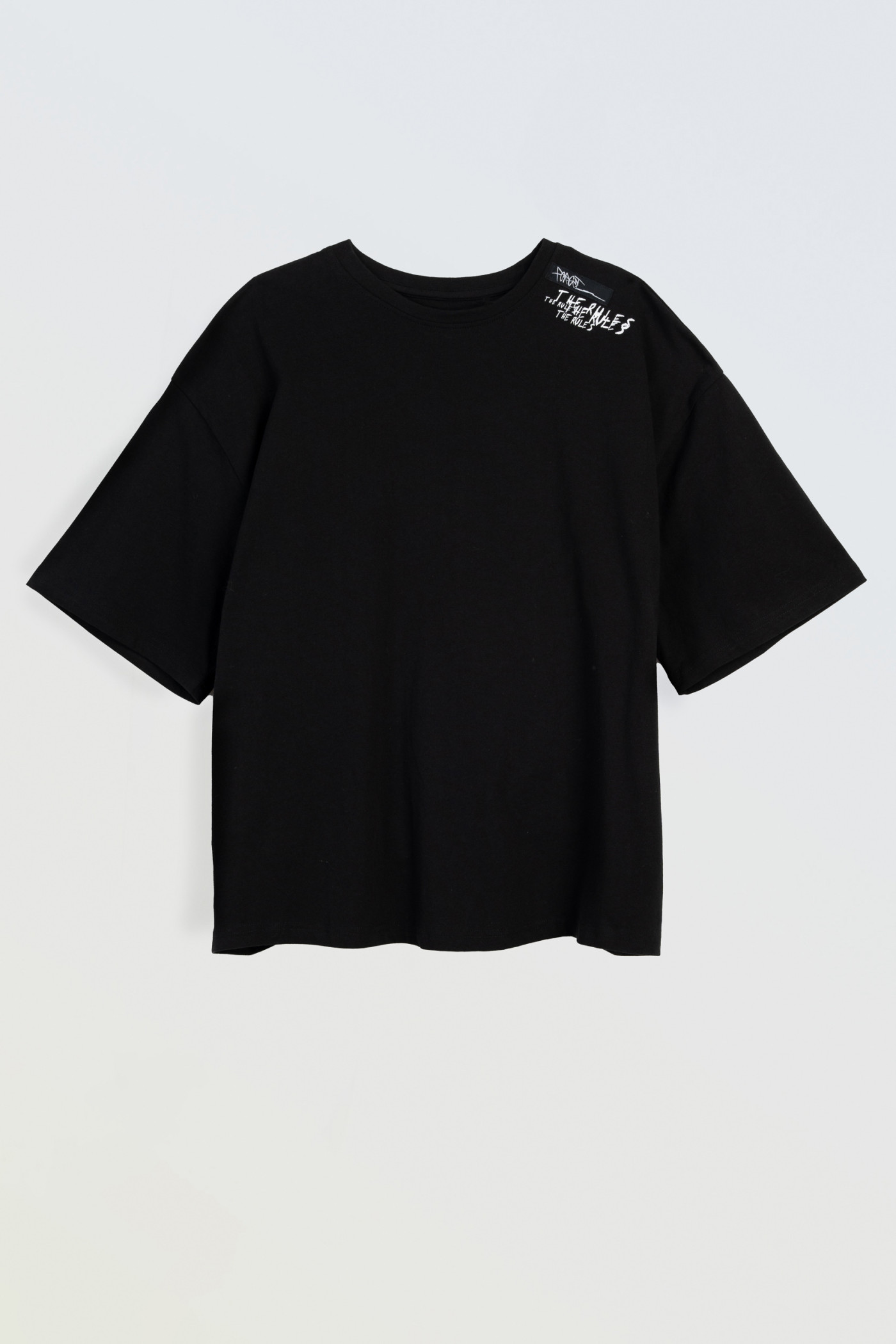 Czarny t-shirt BOXY z minimalistycznym nadrukiem