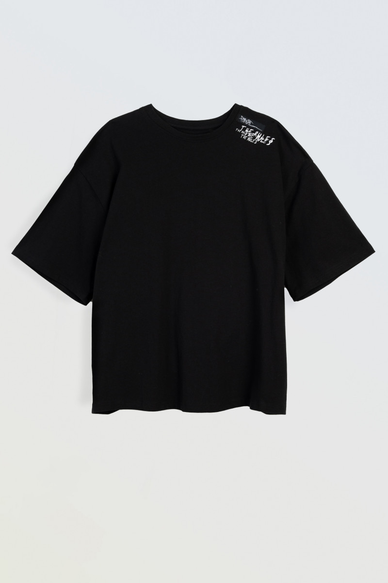 Czarny t-shirt BOXY z minimalistycznym nadrukiem