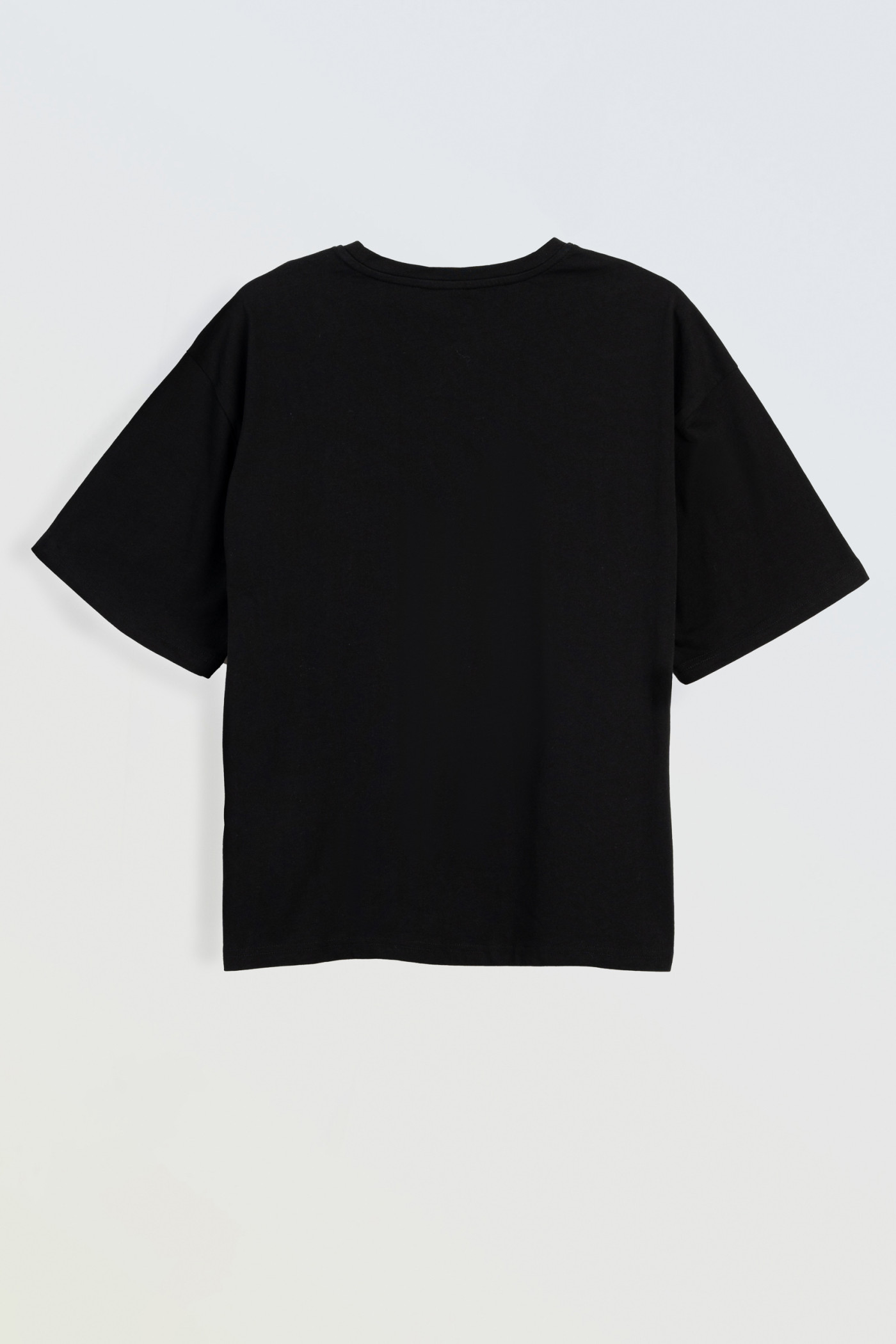 Czarny t-shirt BOXY z minimalistycznym nadrukiem