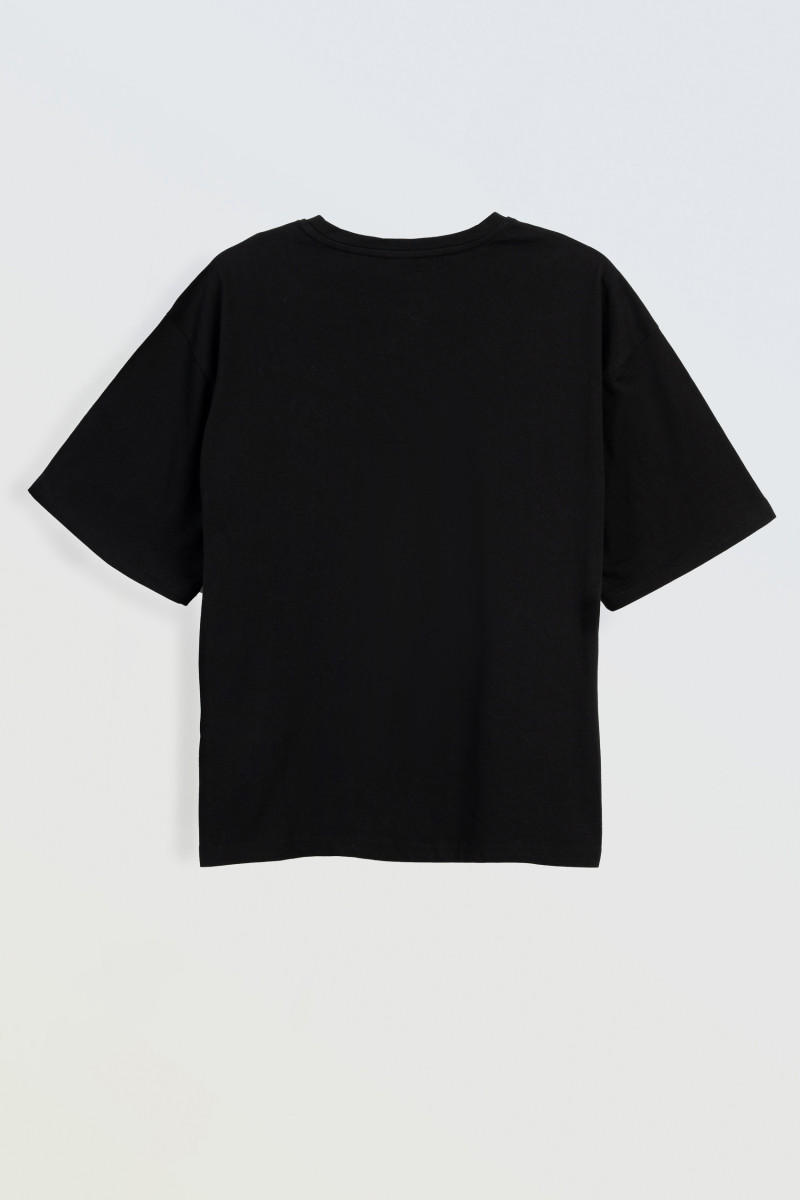 Czarny t-shirt BOXY z minimalistycznym nadrukiem