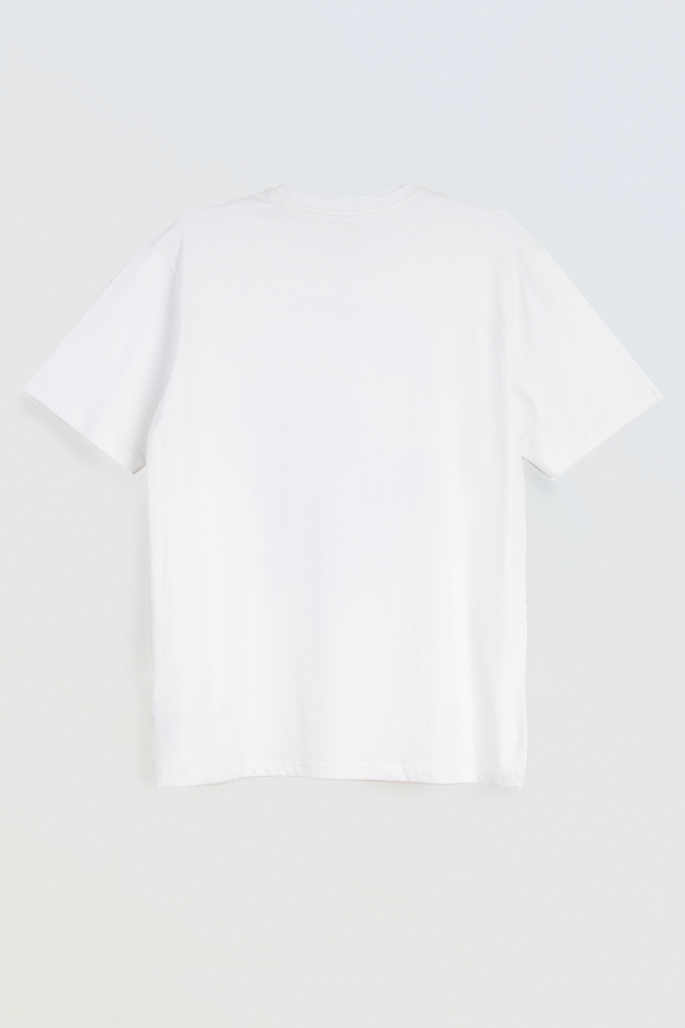 Biały t-shirt z autorską grafiką z przodu