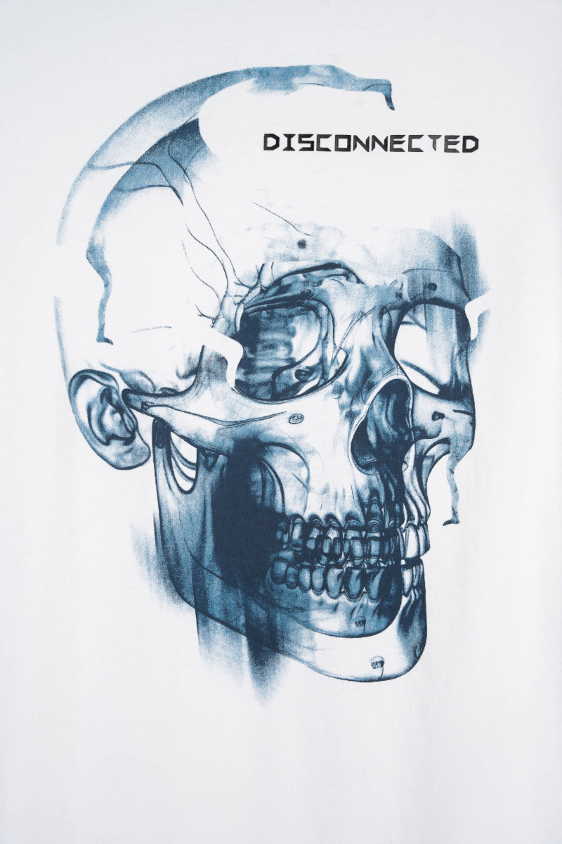Biały t-shirt z autorską grafiką z przodu