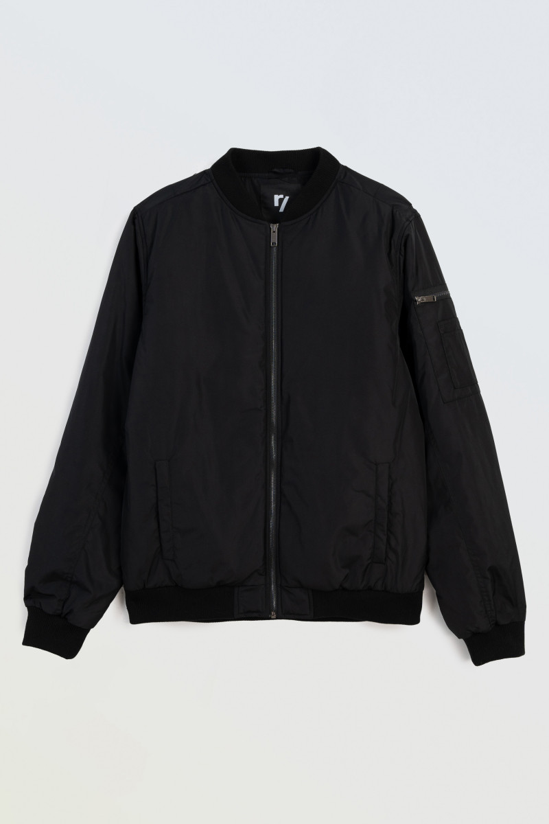 Czarna kurtka typu bomberka lekko ocieplana