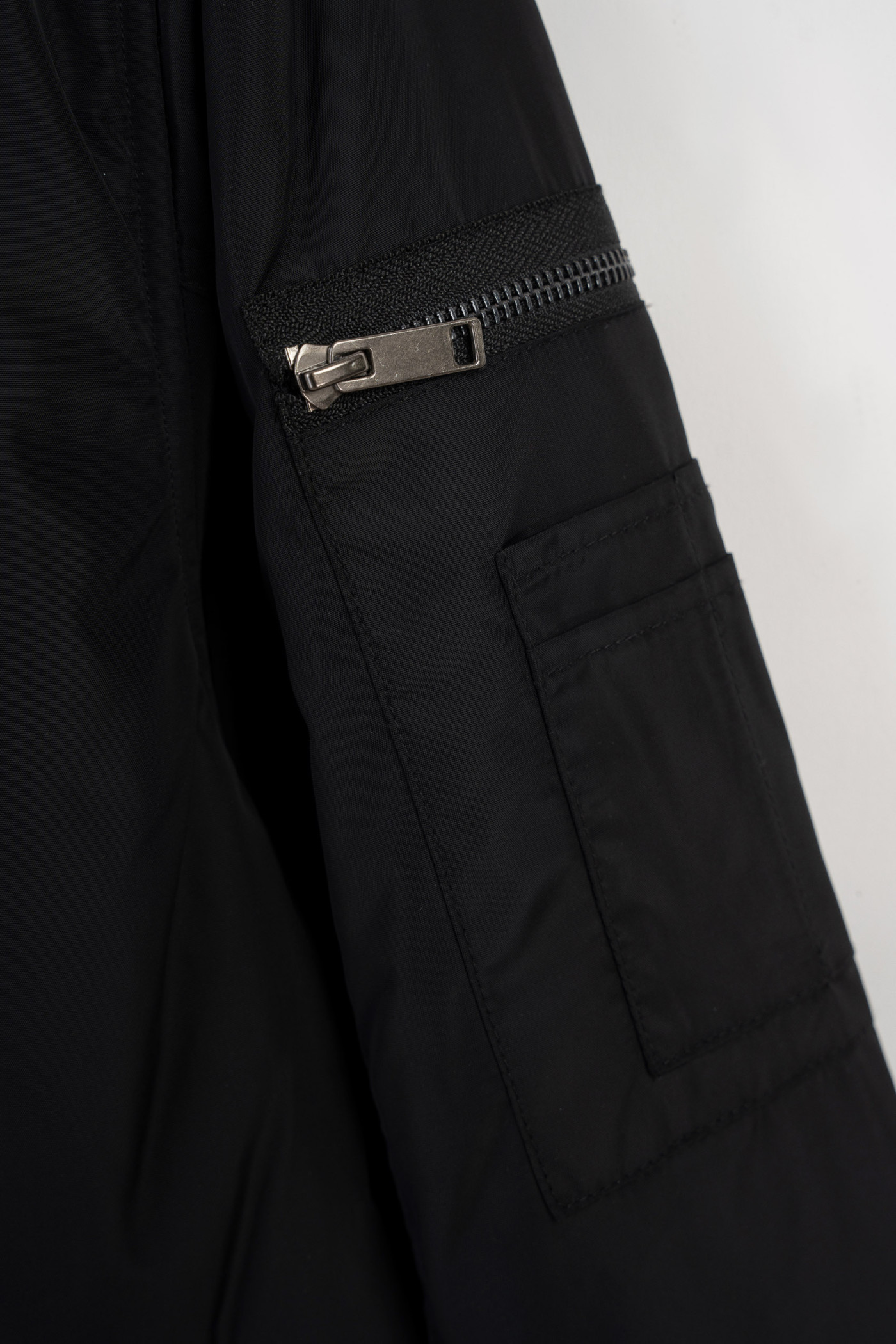 Czarna kurtka typu bomberka lekko ocieplana