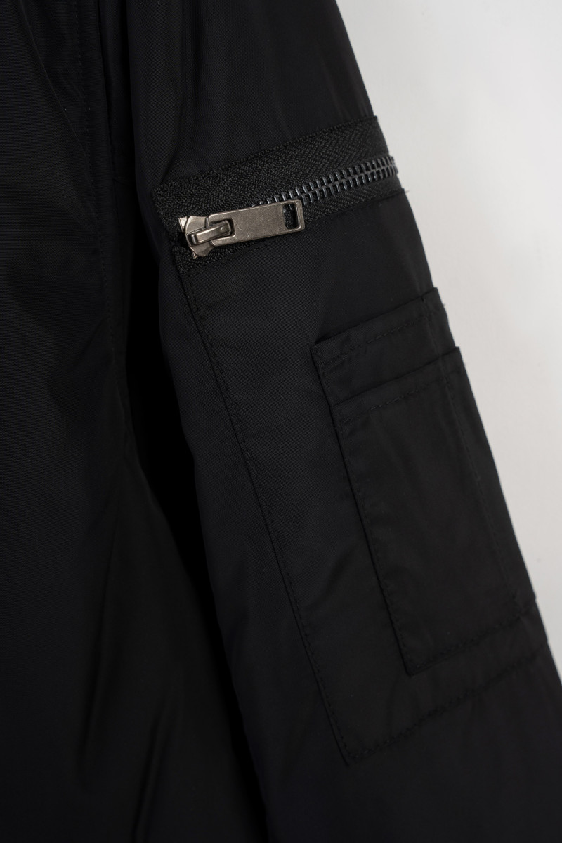 Czarna kurtka typu bomberka lekko ocieplana