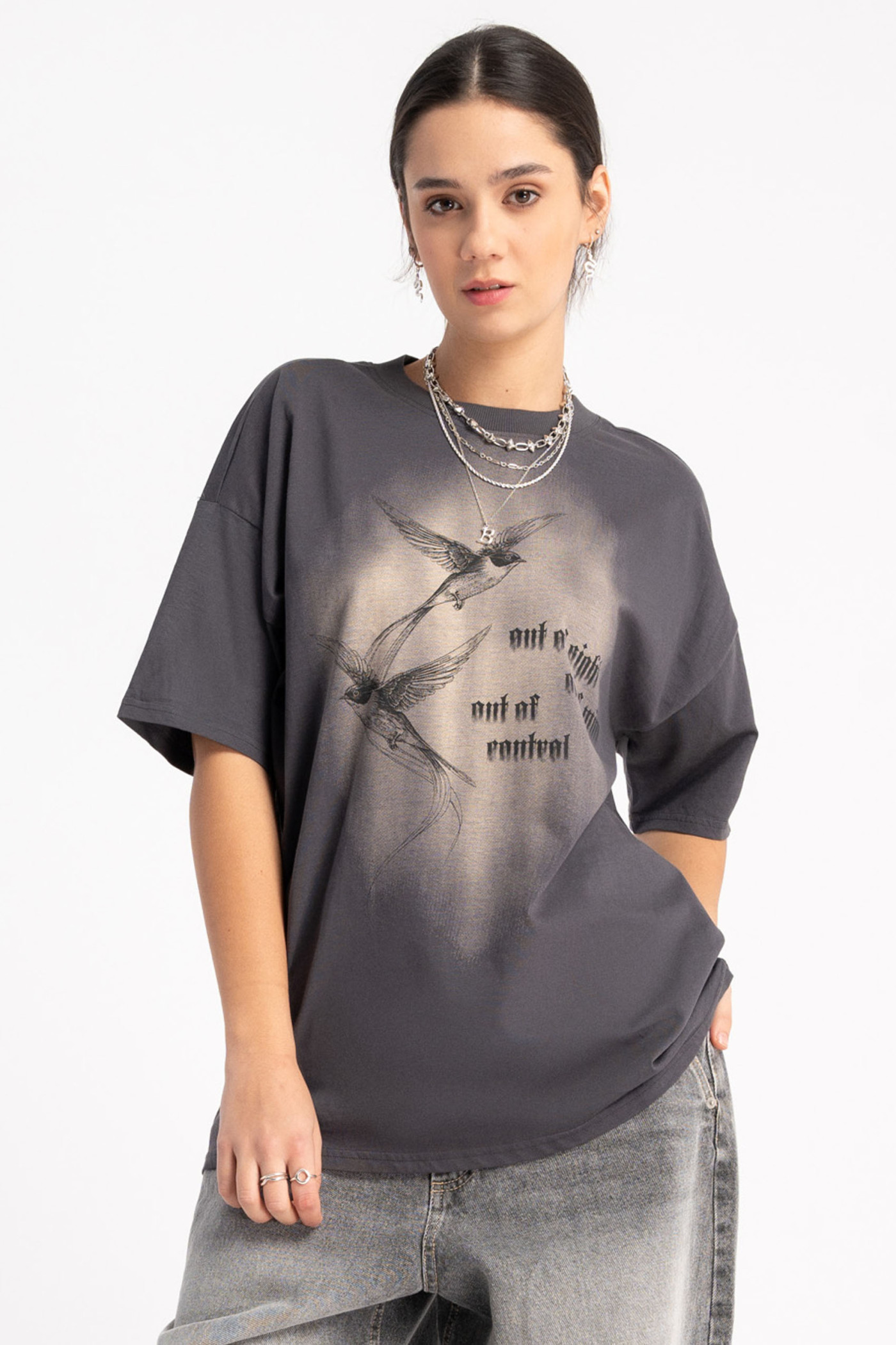 Ciemnoszary t-shirt z autorską grafiką z przodu