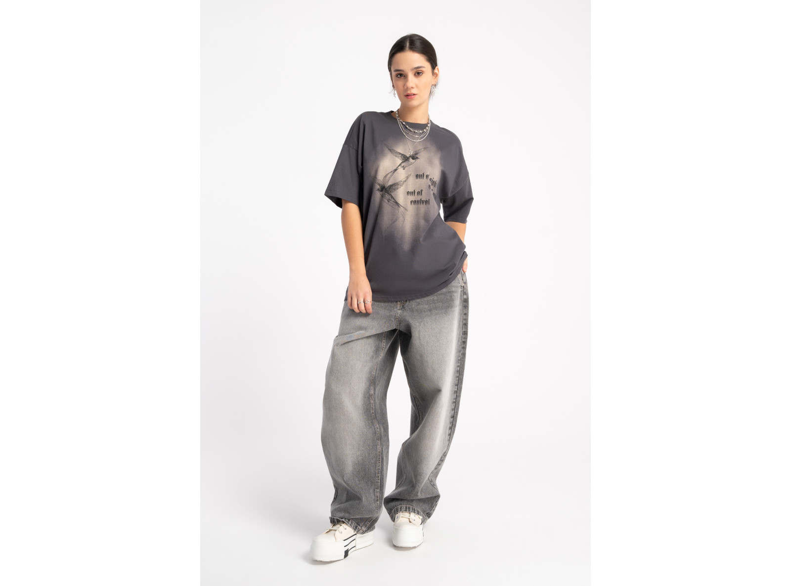 Ciemnoszary t-shirt z autorską grafiką z przodu