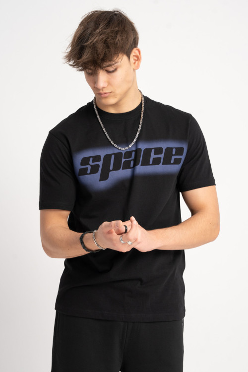 Czarny t-shirt z nadrukiem z przodu