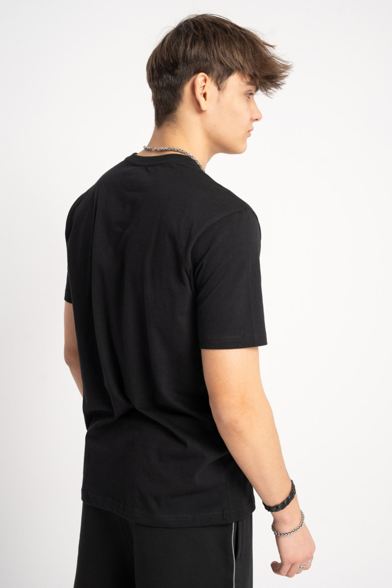 Czarny t-shirt z nadrukiem z przodu