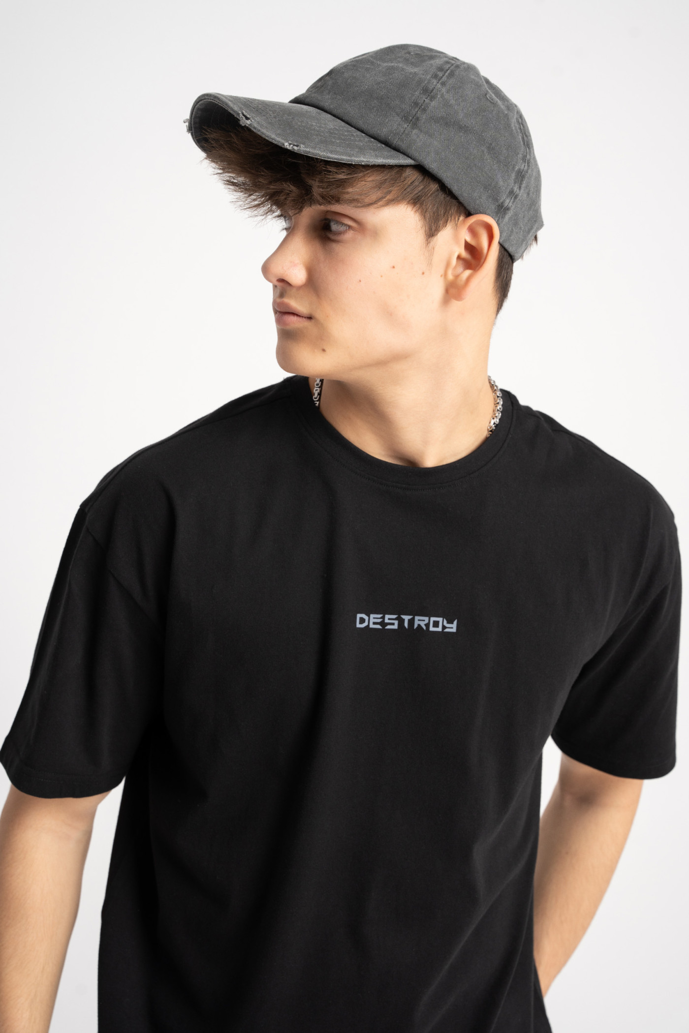 Czarny t-shirt z autorską grafiką na plecach