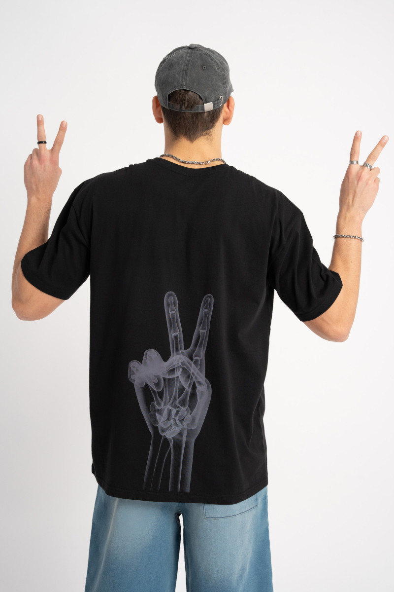 Czarny t-shirt z autorską grafiką na plecach