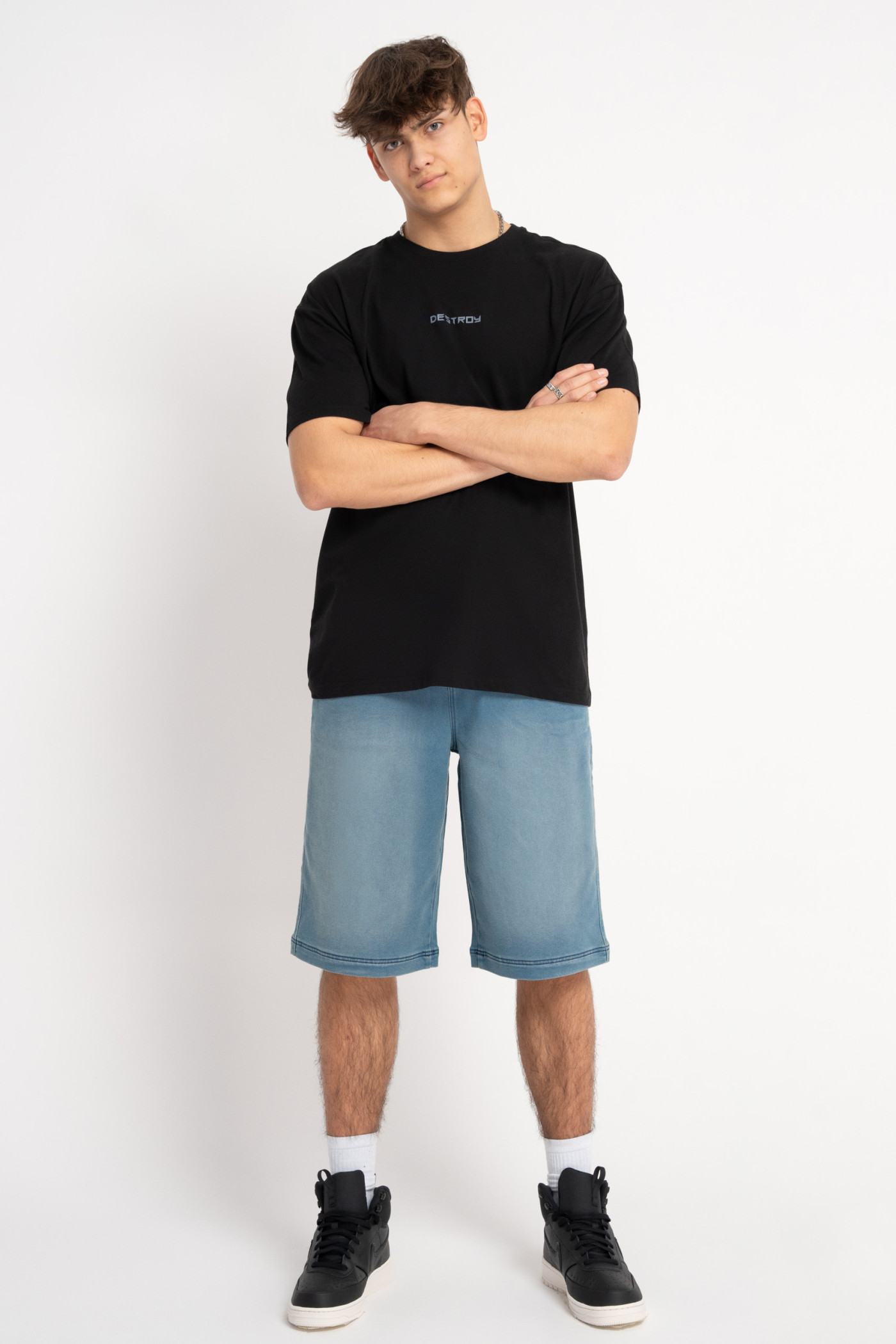 Czarny t-shirt z autorską grafiką na plecach