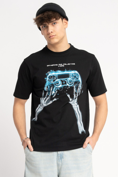 Czarny t-shirt z autorską grafiką z przodu