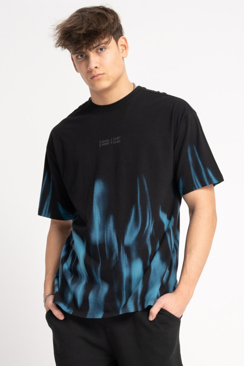 Czarny t-shirt z nadrukiem na całości w kontrastowym kolorze