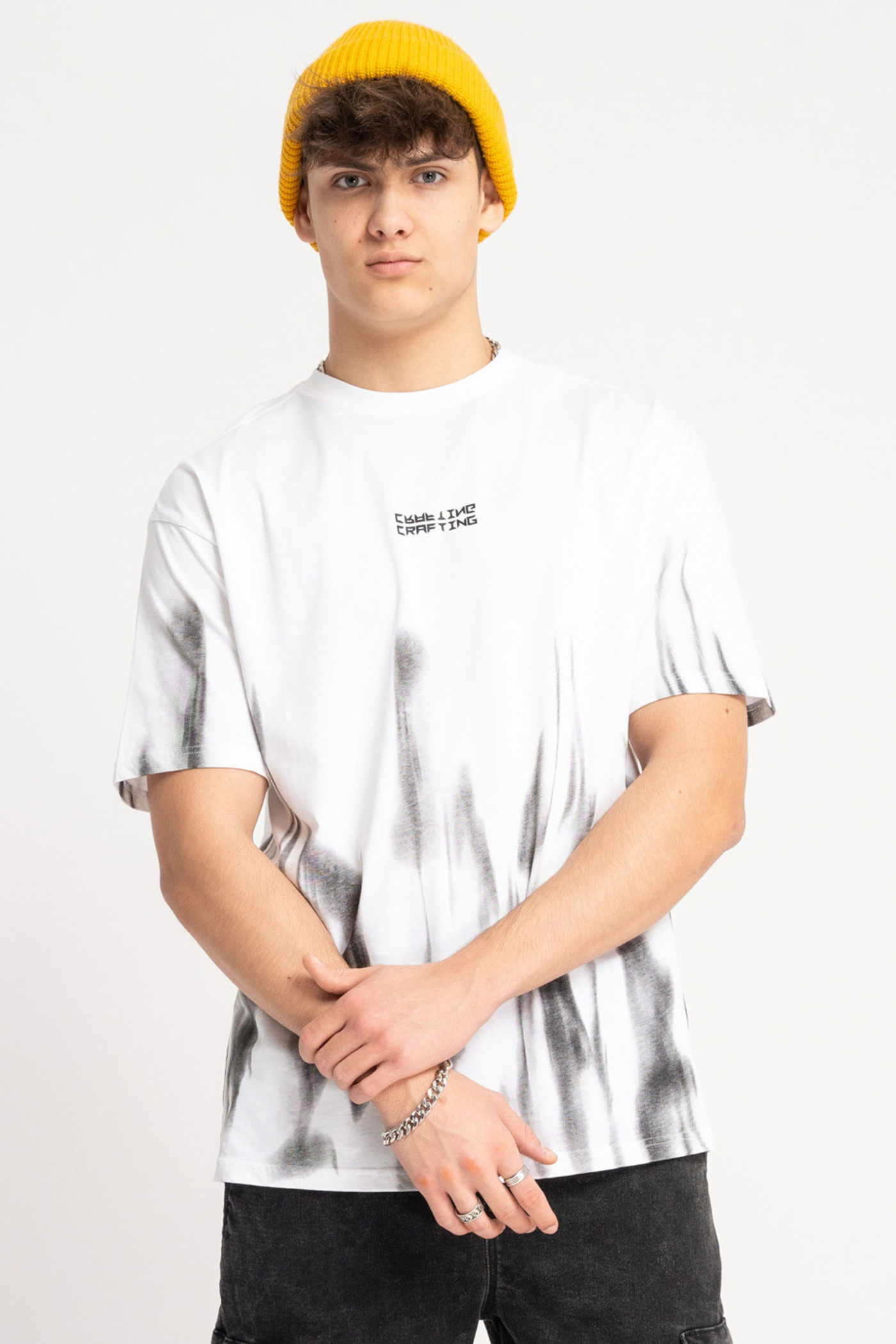 Biały t-shirt z nadrukiem na całości w kontrastowym kolorze