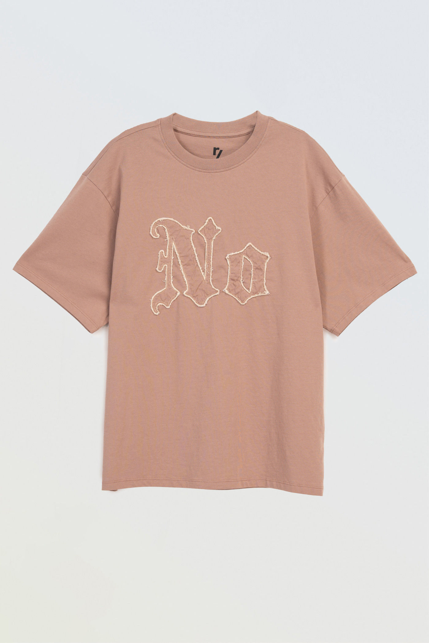 Ciemnobeżowy t-shirt z aplikają z przodu