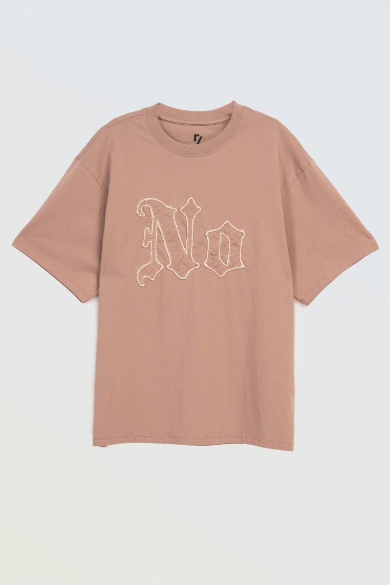 Ciemnobeżowy t-shirt z aplikają z przodu