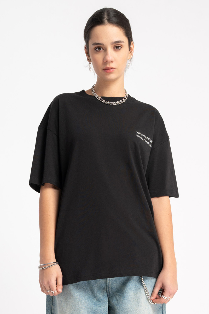 Czarny t-shirt z autorską grafiką w kontrastowym kolorze z tyłu