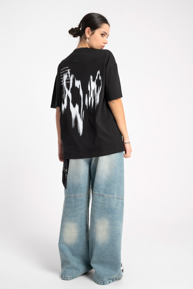 Czarny t-shirt z autorską grafiką w kontrastowym kolorze z tyłu