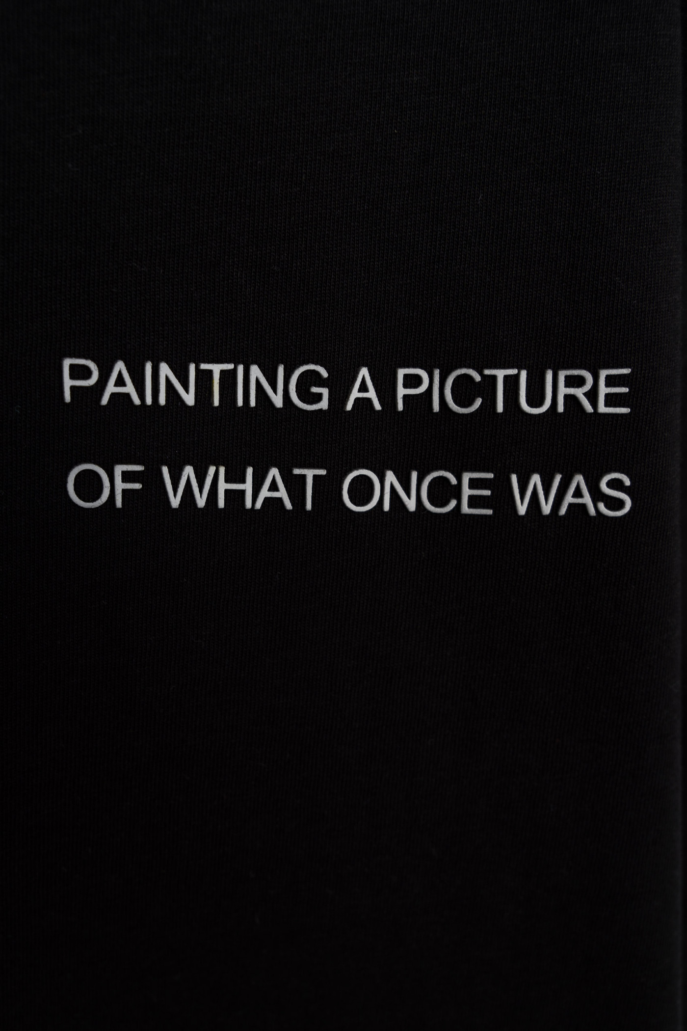 Czarny t-shirt z autorską grafiką w kontrastowym kolorze z tyłu