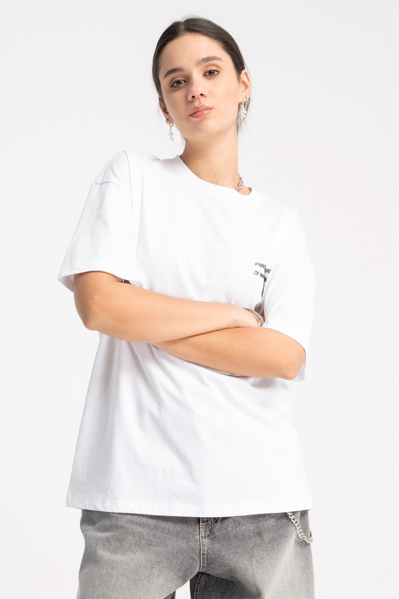 Biały t-shirt z autorską grafiką w kontrastowym kolorze z tyłu