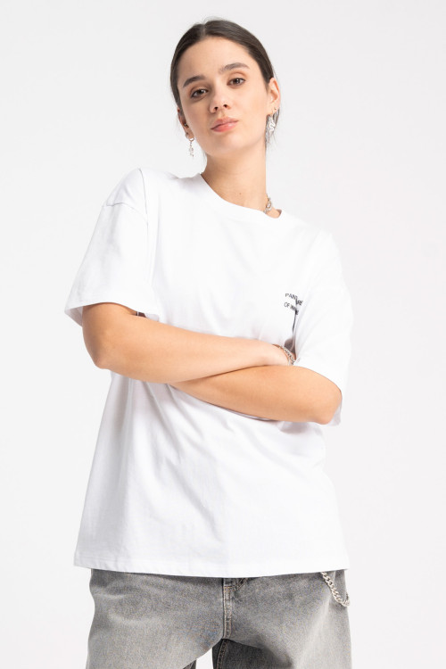 Biały t-shirt z autorską grafiką w kontrastowym kolorze z tyłu