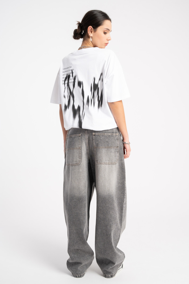Biały t-shirt z autorską grafiką w kontrastowym kolorze z tyłu