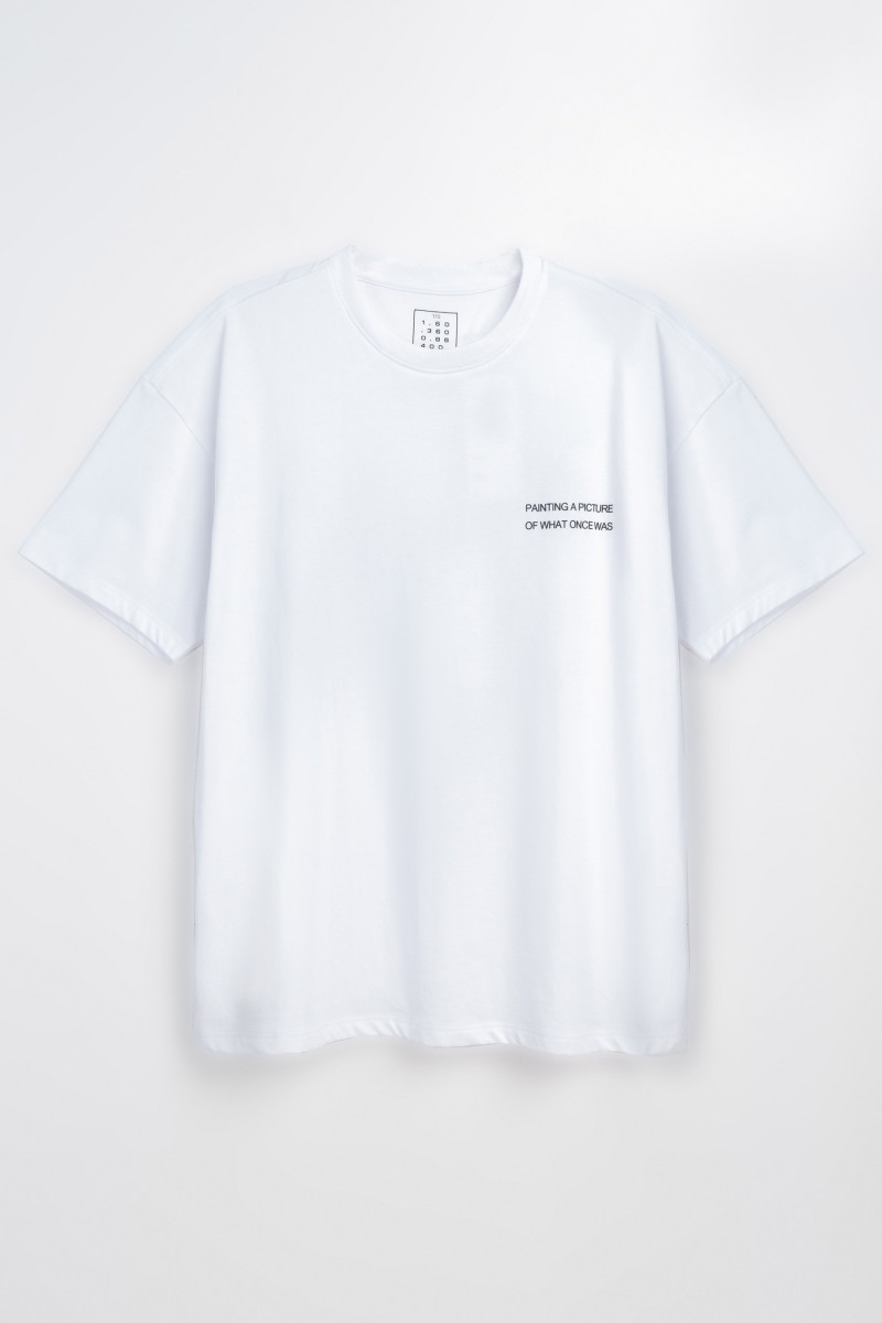 Biały t-shirt z autorską grafiką w kontrastowym kolorze z tyłu